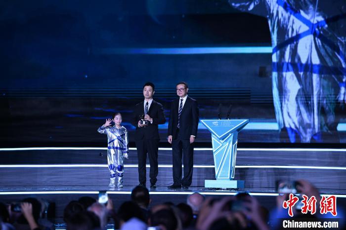 10月21日，2023雨果獎在成都揭曉。中國科幻作家海漄憑小說《時空畫師》獲2023雨果獎“最佳短中篇小說”?！D片由第81屆世界科幻大會組委會提供