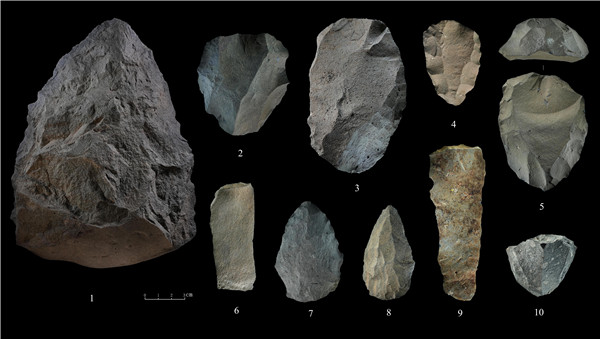 石制品 1.手斧 2、4、5.勒瓦婁哇石核（循環(huán)剝片法、優(yōu)先剝片法）3.勒瓦婁哇石葉石核 6.勒瓦婁哇石葉 7、8.勒瓦婁哇尖狀器 9.石葉 10.錐形石葉石核。中肯聯(lián)合考古隊供圖