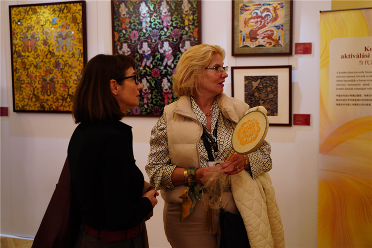 游客觀賞。布達佩斯中國文化中心供圖