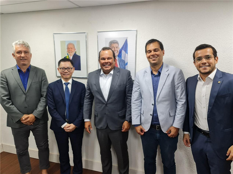 巴伊亞州副州長杰拉爾多·儒尼奧爾（中）與中國—巴伊亞州礦業(yè)委員會主要成員合影。巴西巴伊亞州“中國—巴伊亞州礦業(yè)委員會”供圖