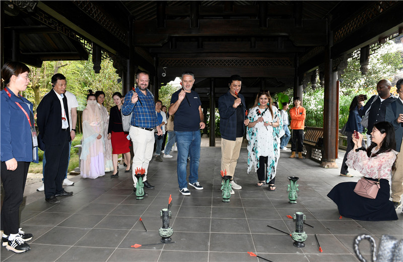 在安樂泉，中外記者體驗投壺 趙橙涔攝