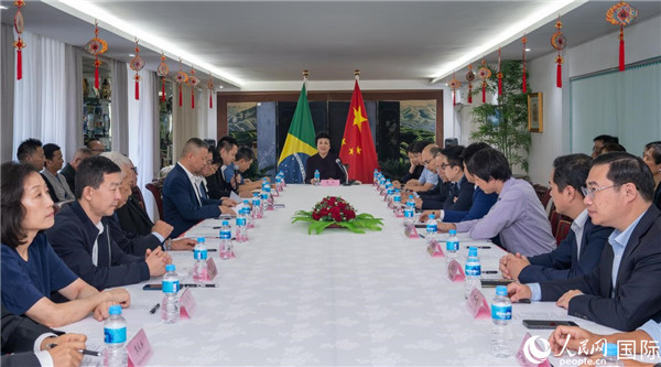 當(dāng)?shù)貢r(shí)間10月23日，國(guó)務(wù)院僑務(wù)辦公室主任陳旭（中）在巴西里約熱內(nèi)盧出席國(guó)務(wù)院僑辦代表團(tuán)與里約僑界座談會(huì)。  王天聰 攝