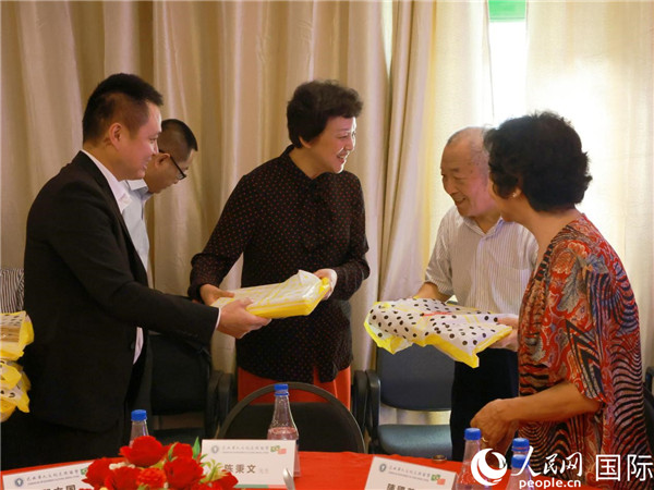 當(dāng)?shù)貢r(shí)間10月23日，國(guó)務(wù)院僑務(wù)辦公室主任陳旭（中）在巴西華人文化交流協(xié)會(huì)會(huì)館出席里約僑界舉辦的重陽(yáng)節(jié)敬老聯(lián)歡活動(dòng)，并為里約僑界長(zhǎng)者代表送上慰問(wèn)品。  人民網(wǎng)記者 陳海琪攝