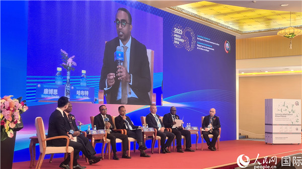 與會嘉賓展開座談。人民網(wǎng)記者 萬宇攝