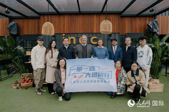 在烏拉圭第118屆普拉多牧農業(yè)國際博覽會上，烏拉圭國家肉類協(xié)會主席與人民網記者合影。人民網記者 張若涵攝