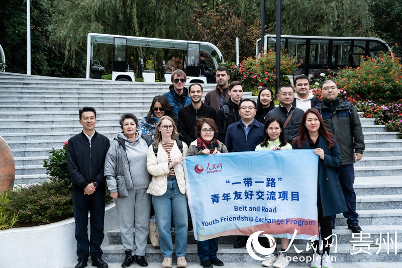 合影留念。人民網(wǎng) 陽茜攝