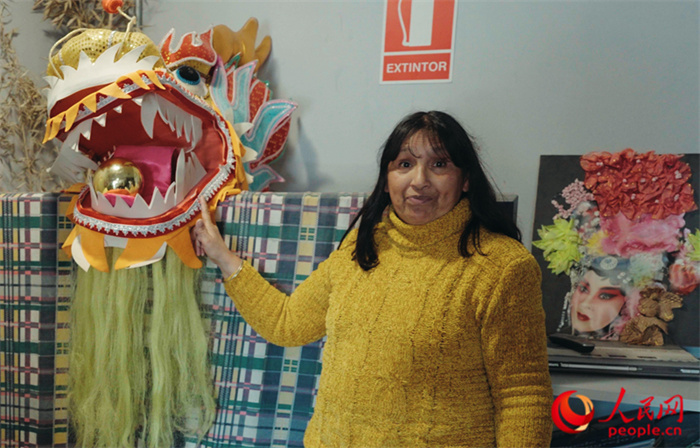 “熊貓閱覽室”一角。盧漢·梅洛為記者展示大使館贈送的龍頭。人民網(wǎng)記者 張若涵攝