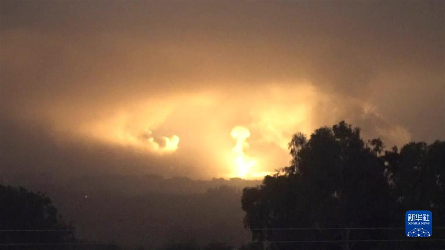 這張從以色列國(guó)防軍發(fā)布視頻中截取的圖片顯示，10月27日晚，以軍進(jìn)入加沙地帶開展地面行動(dòng)。新華社發(fā)