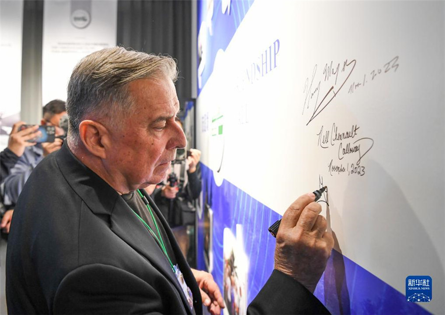 11月1日，美中航空遺產(chǎn)基金會主席格林在重慶史迪威博物館友誼墻上簽名。新華社記者 王全超 攝