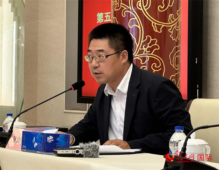 10月31日，歐美同學(xué)會(huì)副秘書(shū)長(zhǎng)滕劍峰在第五屆中法文化論壇媒體吹風(fēng)會(huì)上講話。（人民網(wǎng) 謝瑩攝）