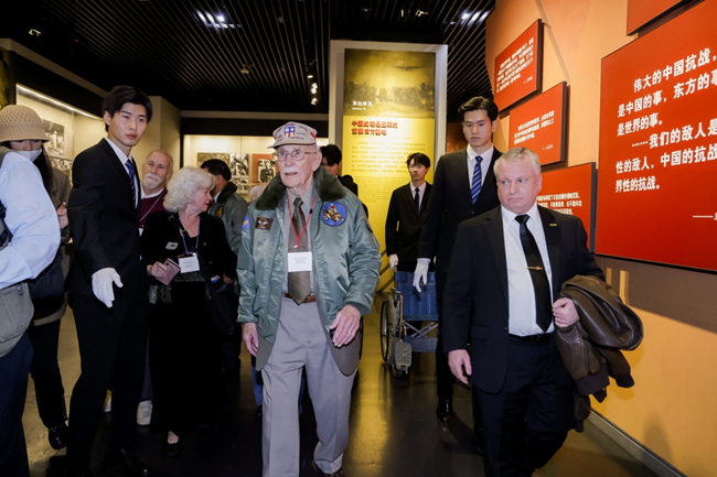 2023年10月30日，美國飛虎隊老兵梅爾·麥克馬倫一行參訪中國人民抗日戰(zhàn)爭紀念館。中國人民對外友好協(xié)會供圖