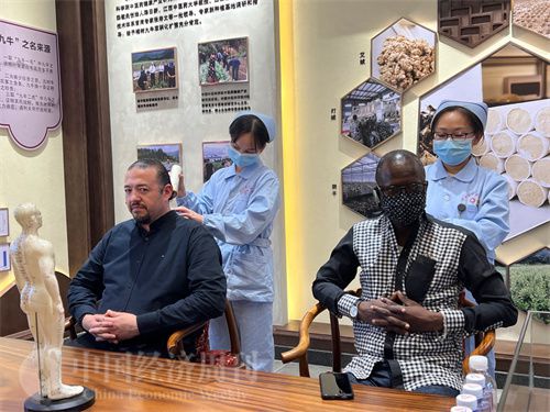   （外媒記者爭先恐后體驗艾灸，直呼神奇。中國經濟周刊記者 郭志強 攝）