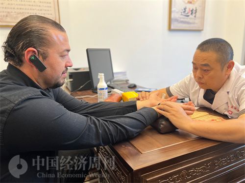   （外媒記者走進中醫(yī)堂，問診中醫(yī)名師。中國經濟周刊記者 郭志強攝）