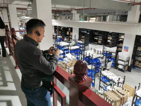 2023“一帶一路”媒體合作論壇聯(lián)合采訪團(tuán)團(tuán)員在仁和醫(yī)藥物流園拍攝記錄轉(zhuǎn)運(yùn)流程。（本報(bào)記者 黃超攝）