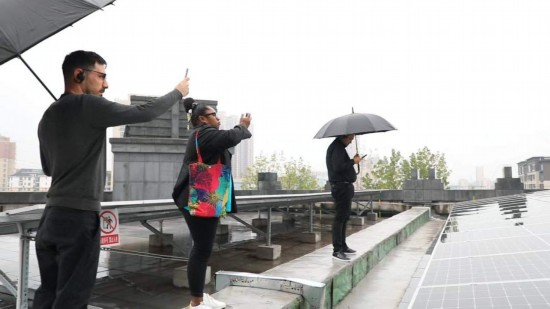   2023“一帶一路”媒體合作論壇聯(lián)合采訪團參觀國家電投江西公司分宜電廠光伏矩陣。（本報記者 周歡攝）