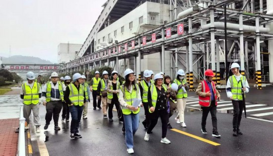   2023“一帶一路”媒體合作論壇聯(lián)合采訪團走進國家電投江西公司分宜電廠廠區(qū)。（本報記者 周歡攝）