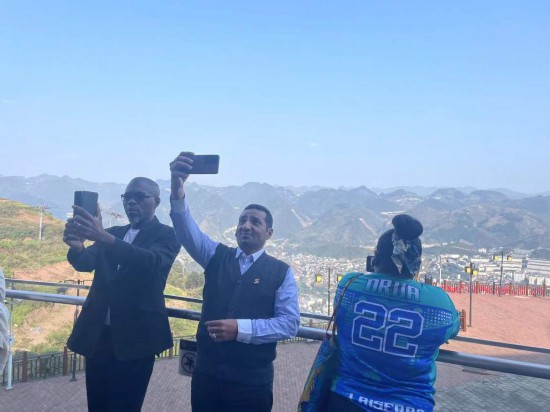 　　外媒記者在天釀景區(qū)拍照留念。本報記者葉子攝