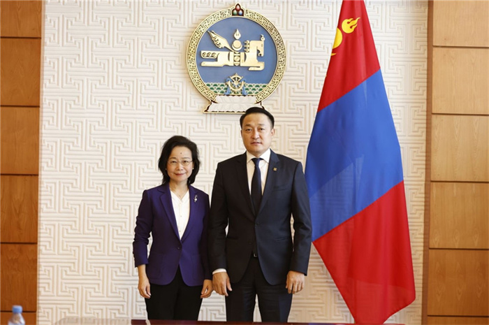 10月31日，中國駐蒙古國大使沈敏娟到任拜會蒙政府辦公廳主任兼蒙古人民黨總書記阿瑪爾巴伊斯格楞（右）。中國駐蒙古使館供圖