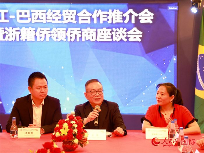 浙江海外聯(lián)誼會(huì)常務(wù)副會(huì)長(zhǎng)徐旭（中）和與會(huì)僑領(lǐng)僑商座談。人民網(wǎng)記者 陳海琪攝