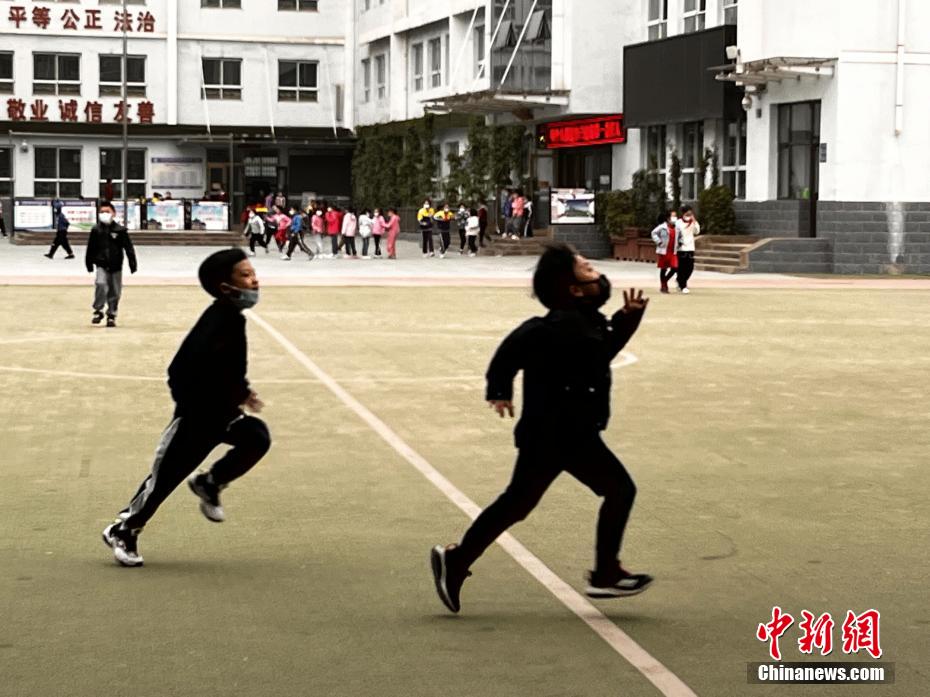 資料圖：學(xué)生們?cè)谡n間玩耍。