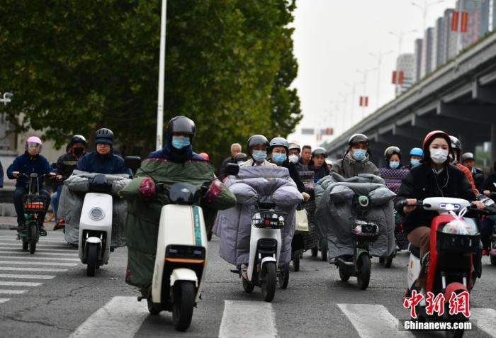 11月3日，河北石家莊迎降溫天氣，市民“捂”裝出行。 <a target='_blank' href='/'><p  align=