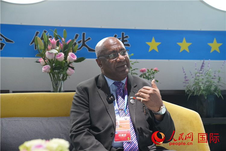 斐濟副總理兼貿(mào)易部長卡米卡米加談參加進博會感受。人民網(wǎng)記者 吳超嵐攝