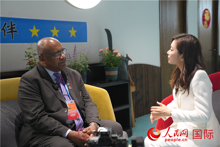 斐濟副總理兼貿(mào)易部長卡米卡米加接受人民網(wǎng)記者專訪。人民網(wǎng)記者 吳超嵐攝