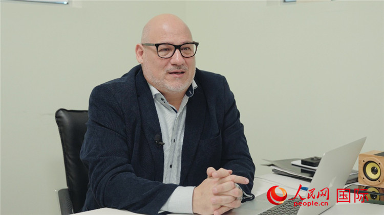 烏拉圭《共和國報》總編輯胡安·布蘭卡接受人民網(wǎng)專訪。人民網(wǎng)記者 張若涵攝