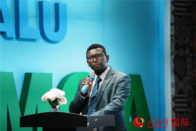 所羅門群島總理代表吉姆森·菲奧·塔南噶達(dá)發(fā)表致辭。人民網(wǎng) 彭昱凱攝