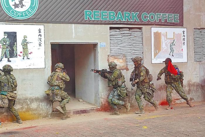 圖為2022年臺(tái)陸軍步訓(xùn)部學(xué)員模擬城鎮(zhèn)戰(zhàn)。圖片來(lái)源：臺(tái)灣《中國(guó)時(shí)報(bào)》。