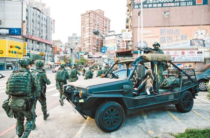 圖為2021年臺(tái)陸軍特種作戰(zhàn)指揮部在演習(xí)。圖片來(lái)源：臺(tái)灣《中國(guó)時(shí)報(bào)》。