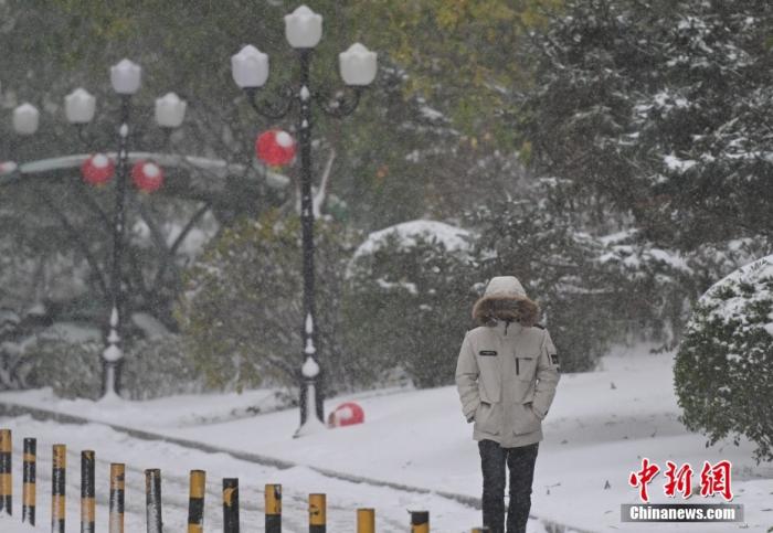圖為市民在雪中出行。 <a target='_blank' href='/' ><p  align=