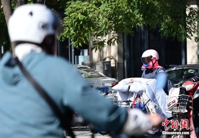 石家莊街頭，市民紛紛穿上厚厚的外套“捂”裝前行。 <a target='_blank' href='/'><p  align=