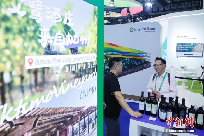 11月6日，參觀者與展臺工作人員交流。當(dāng)日，第六屆中國國際進(jìn)口博覽會在國家會展中心(上海)舉行。據(jù)上海美國商會官網(wǎng)消息，為進(jìn)一步加強(qiáng)中美經(jīng)貿(mào)聯(lián)系，上海美國商會與美國農(nóng)業(yè)部合作參展2023年第六屆中國國際進(jìn)口博覽會。今年是美國政府首次設(shè)立官方展館。<a target='_blank' href='/'><p  align=