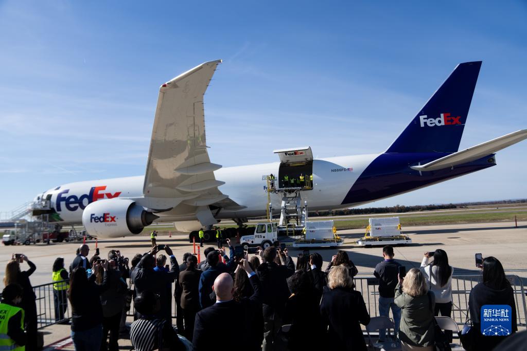 11月8日，在美國(guó)弗吉尼亞州的華盛頓杜勒斯國(guó)際機(jī)場(chǎng)，裝有大熊貓的特制“旅行包廂”準(zhǔn)備運(yùn)上專機(jī)。新華社記者劉杰攝