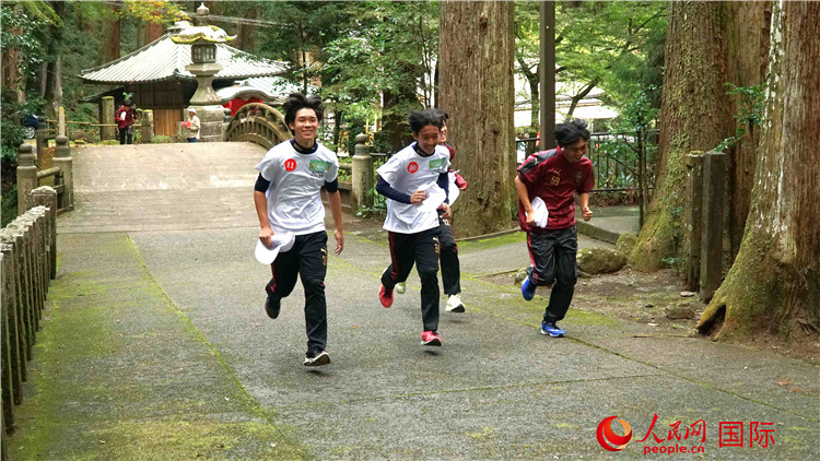 中日青少年在百年古剎里奔跑，揮灑青春的汗水。人民網(wǎng) 蔣曉辰攝