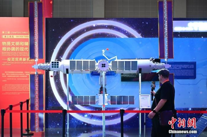 11月5日，觀眾在進博會中國館參觀拍攝中國空間站模型。<a target='_blank' href='/'><p  align=