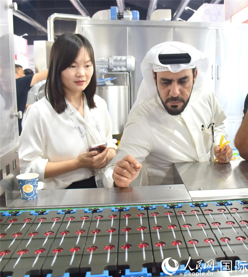 阿方展商在查看中企產(chǎn)品。人民網(wǎng)塔里克·易卜拉欣攝