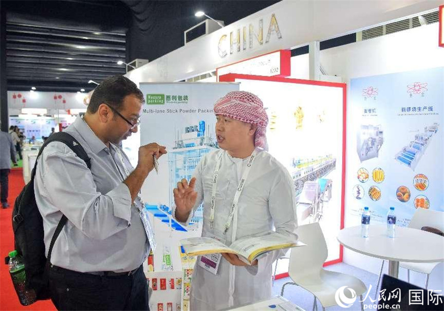 中外展商交流。 人民網(wǎng)塔里克·易卜拉欣攝