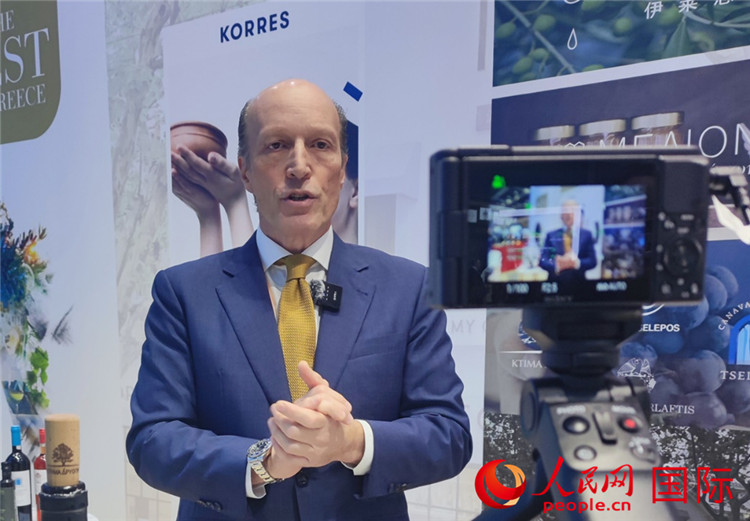 希華集團創(chuàng)始人兼首席執(zhí)行官甘德密先生接受采訪。人民網(wǎng) 殷韜攝