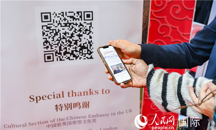 觀眾掃碼《我們的中國故事》系列視頻。人民網 郭錦標攝