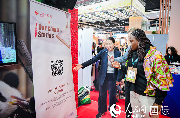 觀眾掃碼《我們的中國故事》系列視頻。人民網 郭錦標攝