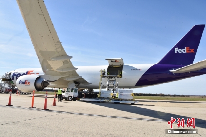 當(dāng)?shù)貢r(shí)間11月8日，美國(guó)華盛頓史密森學(xué)會(huì)國(guó)家動(dòng)物園的大熊貓“美香”“添添”和它們的幼崽“小奇跡”乘坐的專機(jī)從華盛頓杜勒斯國(guó)際機(jī)場(chǎng)起飛前往中國(guó)成都。圖為裝有大熊貓的特制“旅行箱”正在運(yùn)上專機(jī)。<a target='_blank' href='/'><p  align=