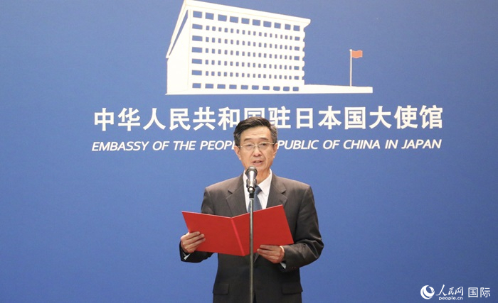 中國(guó)駐日本大使館教育處公使銜參贊杜柯偉宣讀獲獎(jiǎng)人員名單。人民網(wǎng) 許可攝