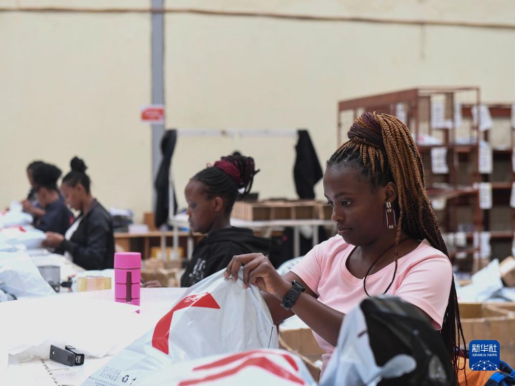 11月10日，在肯尼亞姆洛隆戈，Kilimall員工在倉庫內(nèi)包裝商品。新華社記者 李亞輝 攝