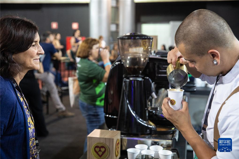11月9日，咖啡師在巴西貝洛奧里藏特舉行的咖啡周上為參觀者制作咖啡。新華社記者 王天聰 攝