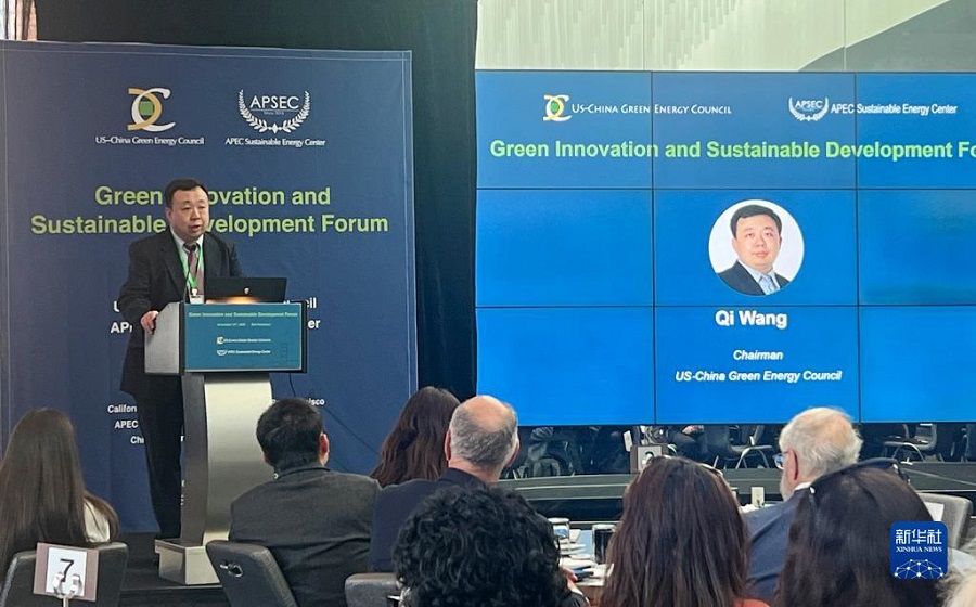11月13日，美中綠色能源促進(jìn)會(huì)會(huì)長(zhǎng)王麒在舊金山舉行的“綠色創(chuàng)新與可持續(xù)發(fā)展論壇”上發(fā)言。新華社記者 譚晶晶 攝