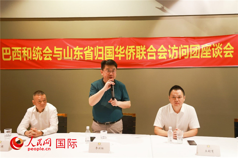 中國僑聯(lián)副主席、山東省僑聯(lián)主席李興鈺（中）在座談會上致辭。人民網(wǎng)記者 陳海琪攝