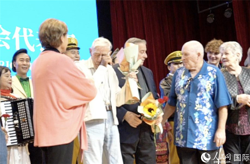 哈里·莫耶和代表團(tuán)其他成員訪問昆明外國語學(xué)校，觀看講述飛虎隊開辟駝峰航線故事的音樂劇《翠堤長虹》，并與學(xué)校師生合唱《友誼地久天長》。人民網(wǎng) 趙瞳攝