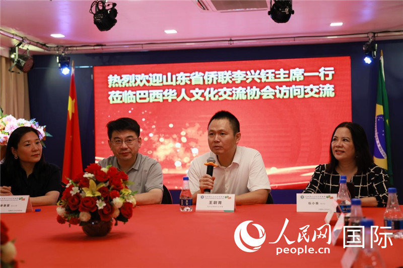 中國駐里約熱內(nèi)盧副總領(lǐng)事王尉育（右二）發(fā)表致辭。人民網(wǎng)記者宋亦然攝